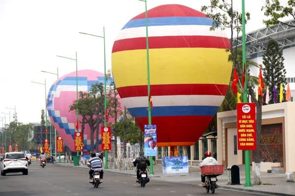 150507 khinh khi cau duoc neo tai tuyen duong nguyen tat thanh anh nguyen thanh